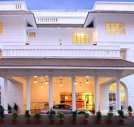 Hotel Luciya Palace Thrissur Bagian luar foto