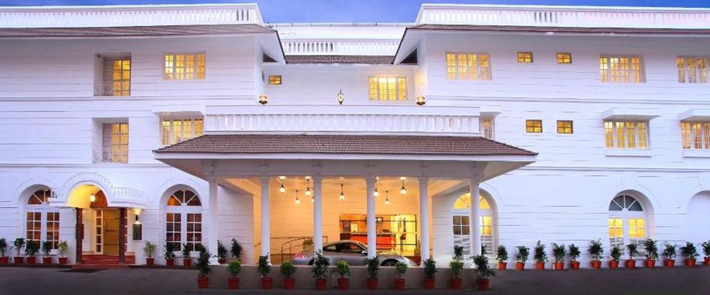 Hotel Luciya Palace Thrissur Bagian luar foto