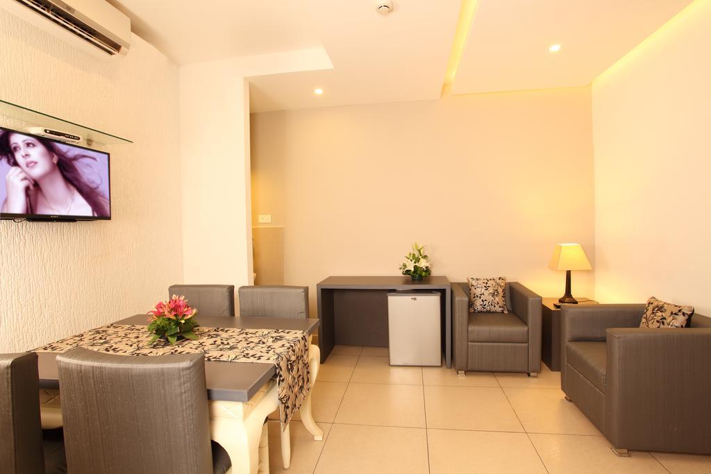 Hotel Luciya Palace Thrissur Bagian luar foto