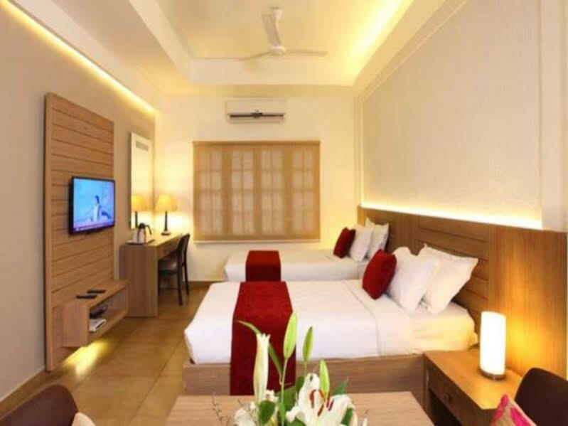 Hotel Luciya Palace Thrissur Bagian luar foto