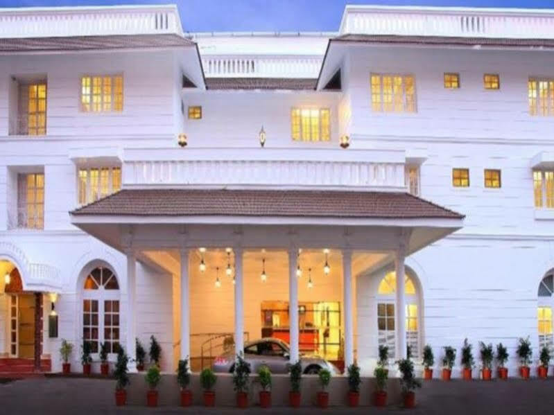 Hotel Luciya Palace Thrissur Bagian luar foto
